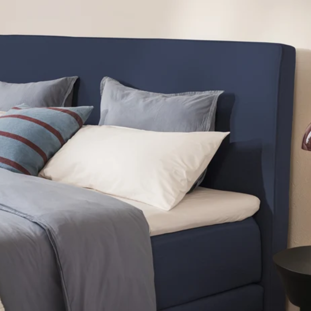 Premium Boxspringbett in Blau mit Klassik Kopfteil von Bruno 