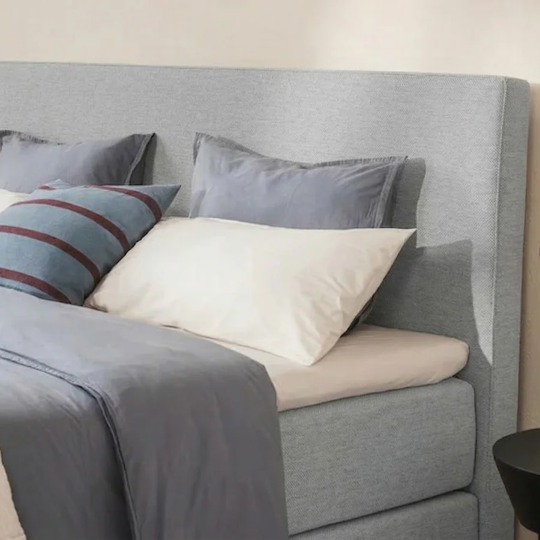 Graues Bruno Boxspringbett als zeitloser Mittelpunkt im Schlafzimmer