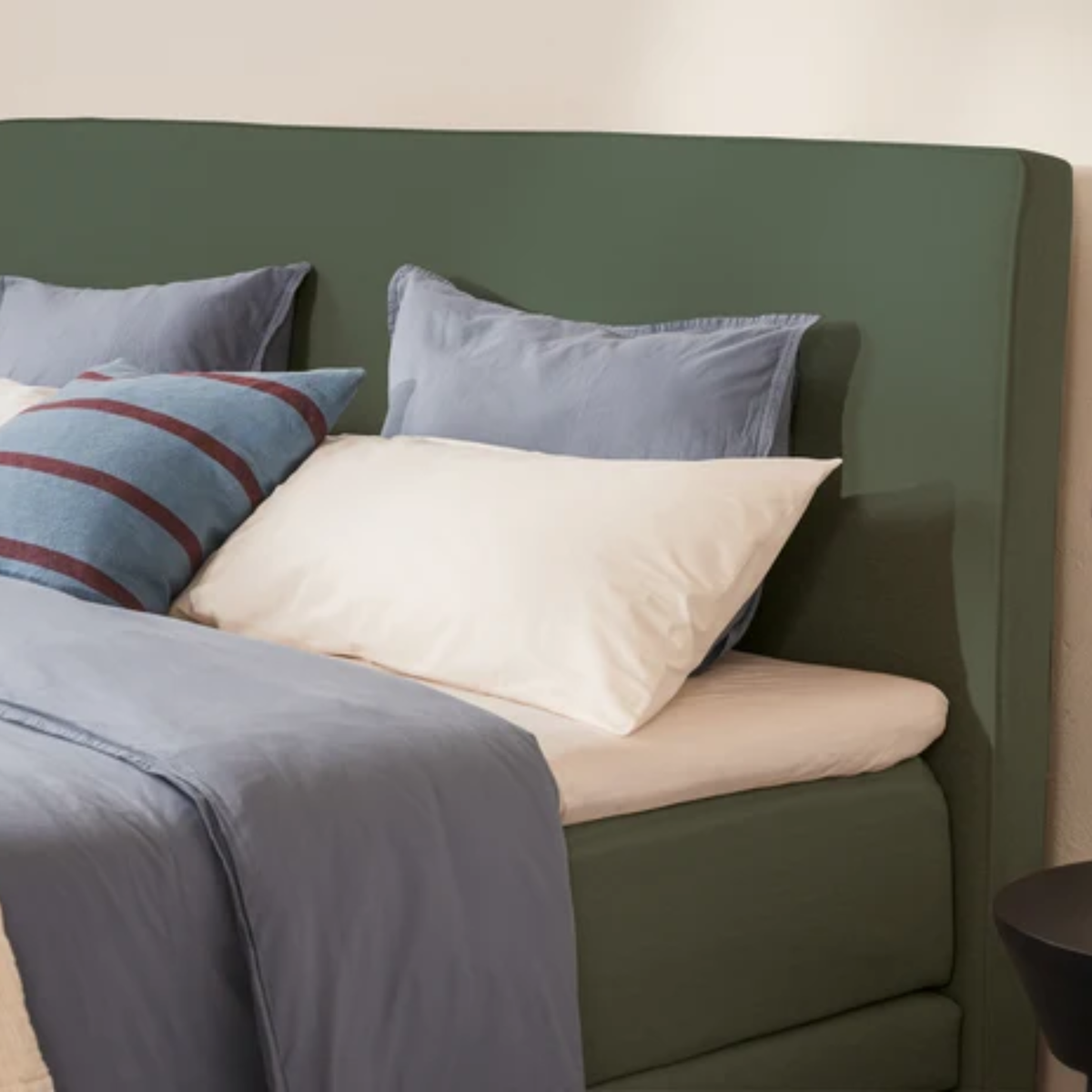 Premium Boxspringbett in Gruen mit Klassik Kopfteil von Bruno 