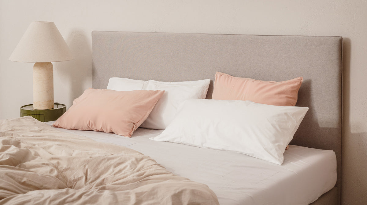 Boxspringbett Komfort in Hellgrau mit weißem Spannbettlaken 