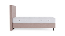 Boxspringbett Prestige von Bruno – in Glory Blush, Opus-Kopfteil, Füße aus Espresso-Buche