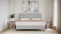 Boxspringbett Prestige von Bruno – in Hellgrau, Opus-Kopfteil, Füße aus Espresso-Buche