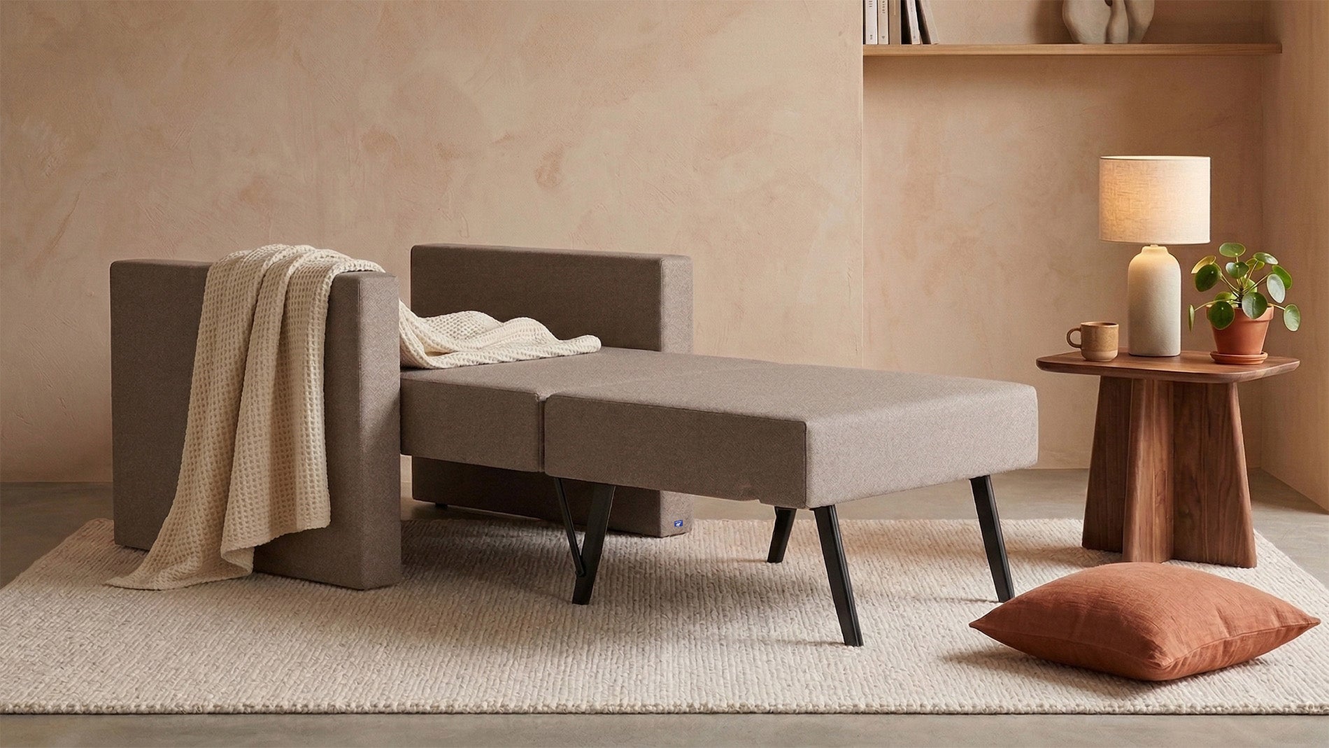 Ausgeklappter Schlafsessel in Glory Taupe
