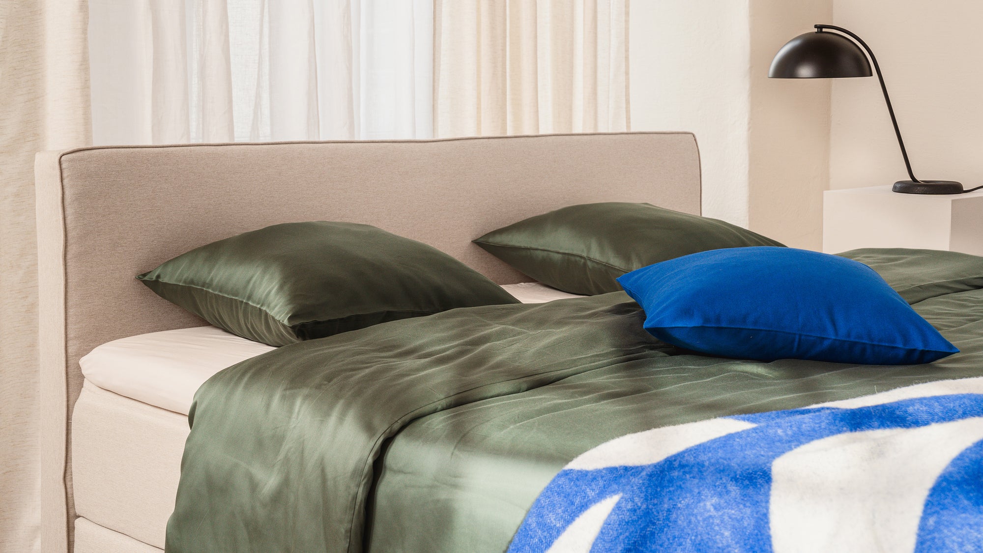 Boxspringbett Premium von Bruno – in Beige, Kurz-Kopfteil, Klassik-Armlehnen