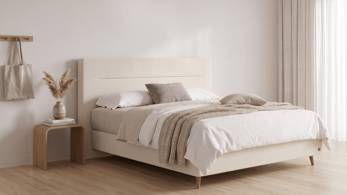 Bruno Boxspringbett mit Linea-Kopfteil, in Beige, Winkelansicht, im Wohnraum, mit Füßen aus nordischer Eiche