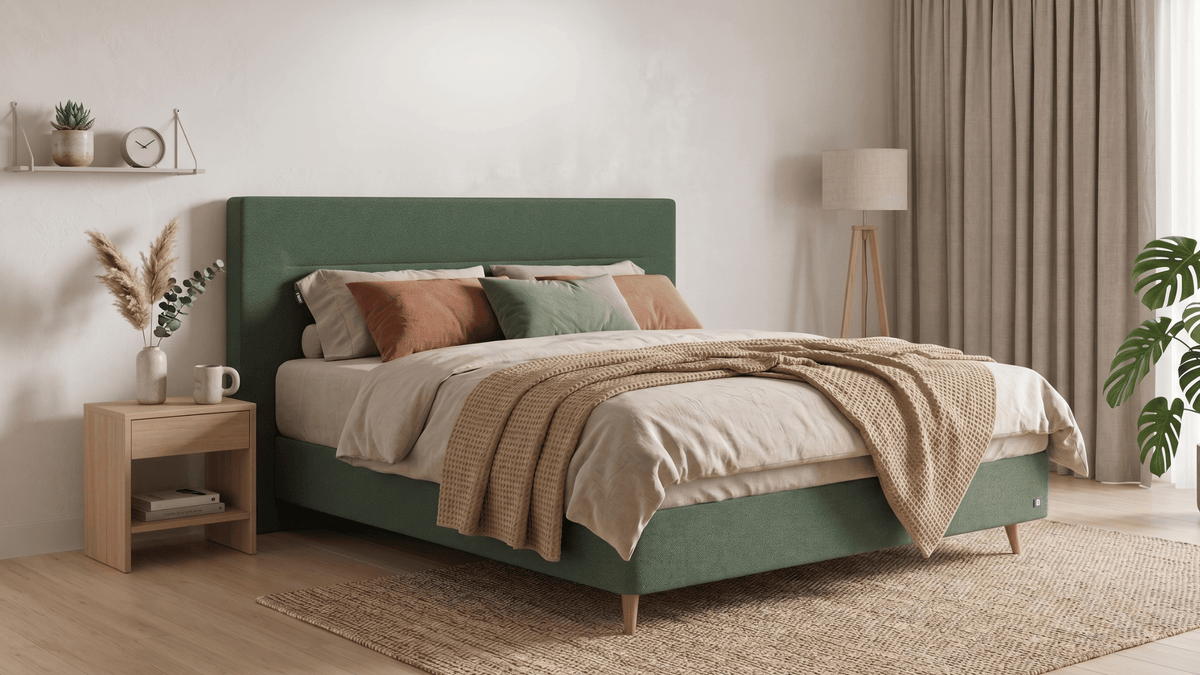 Bruno Boxspringbett mit Linea-Kopfteil, in Grün, Winkelansicht, im Wohnraum, mit Füßen aus nordischer Eiche