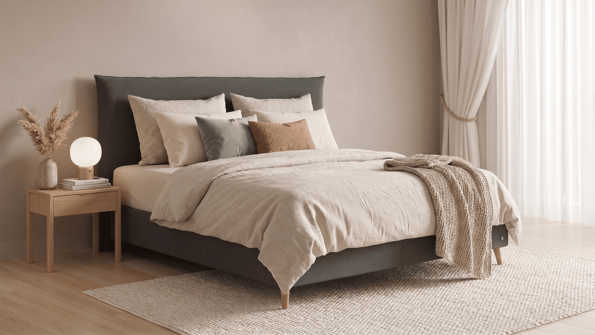 Bruno Boxspringbett mit Pillow-Kopfteil, in Anthrazit, Winkelansicht, im Wohnraum, mit Füßen aus nordischer Eiche