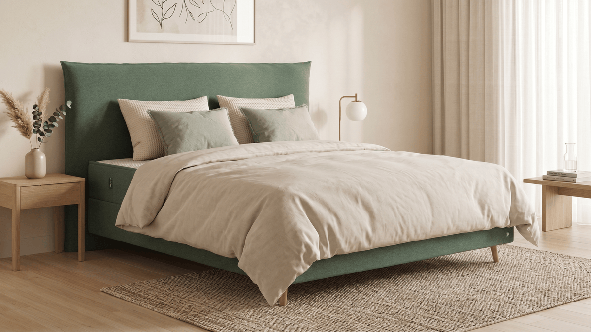 Bruno Boxspringbett mit Pillow-Kopfteil, in Grün, Winkelansicht, im Wohnraum, mit Füßen aus nordischer Eiche