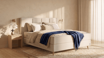 Bruno Boxspringbett mit Vertica-Kopfteil, in Beige, Winkelansicht, im Wohnraum, mit Füßen aus nordischer Eiche