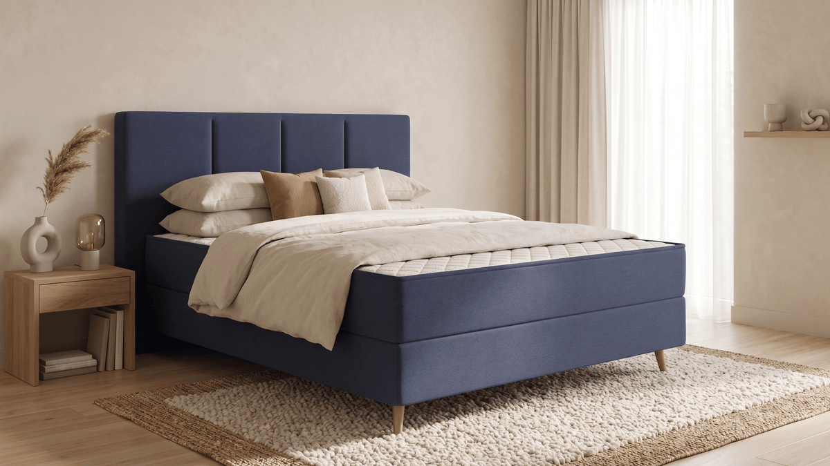 Bruno Boxspringbett mit Vertica-Kopfteil, in Blau, Winkelansicht, im Wohnraum, mit Füßen aus nordischer Eiche
