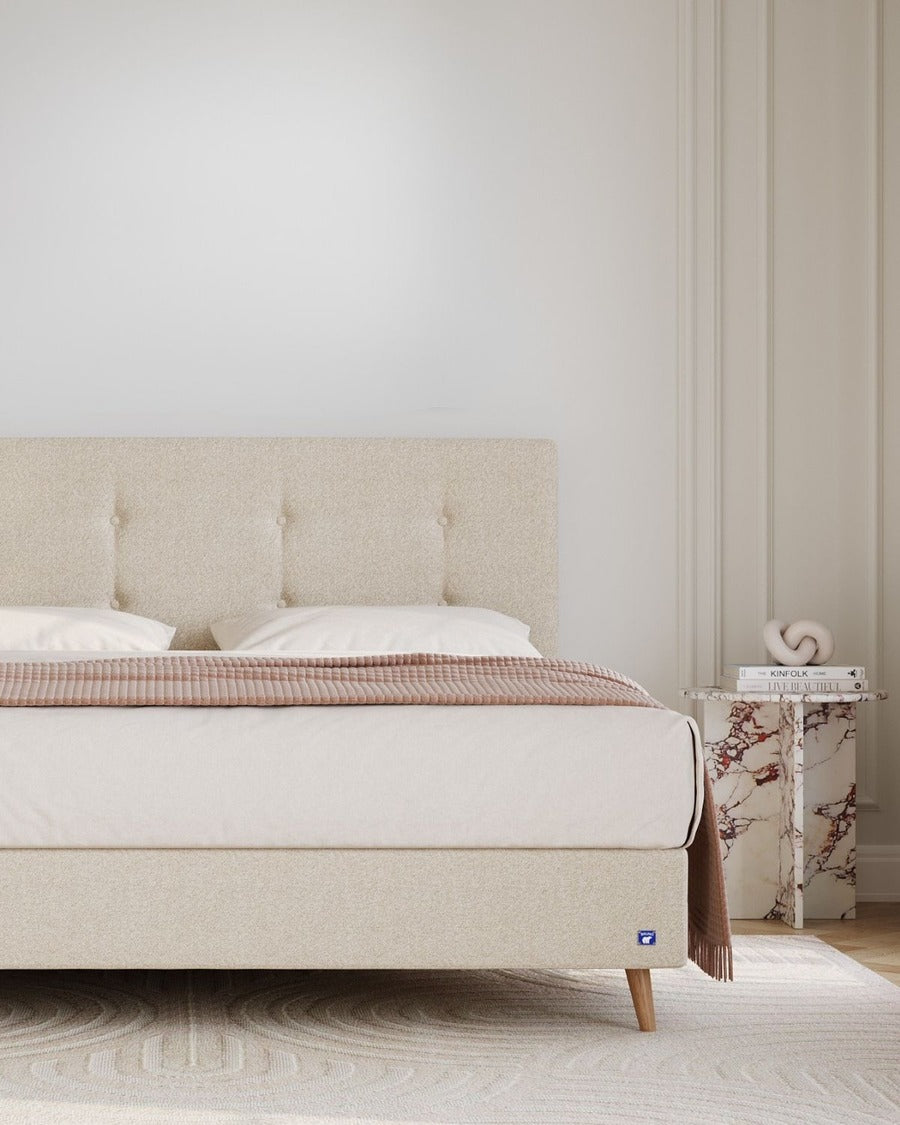 Das Bruno Boxspringbett Premium in Beige Mobile - Schlaf wie im Hotel. Jede Nacht. Handgefertigt in Europa, kostenloser Versand, 10 Jahre Garantie, 30 Tage Probeschlafen.