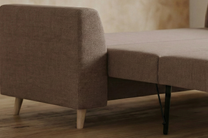 Schlafsofa von Bruno – in Braun, Klassik-Armlehnen, Holzfüße