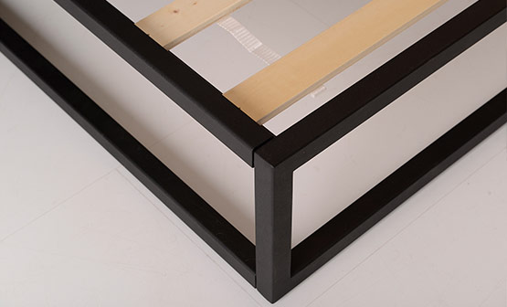 Detailbild der Kante des Bruno Metallbetts