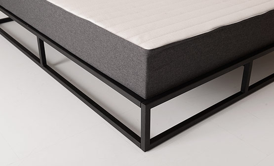 Detailbild der Kante des Bruno Metallbetts mit Matratze