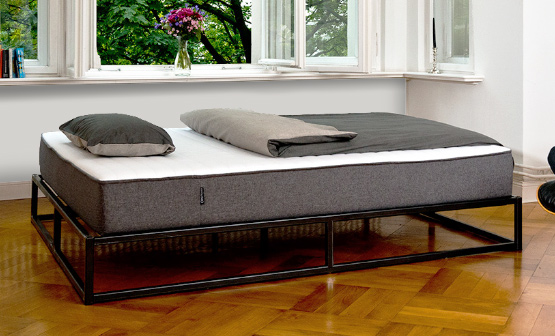 Metallbett mit Matratze